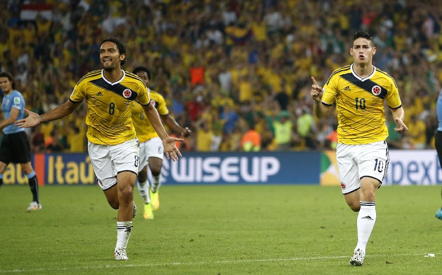 前锋远射破门，球迷现场尖叫