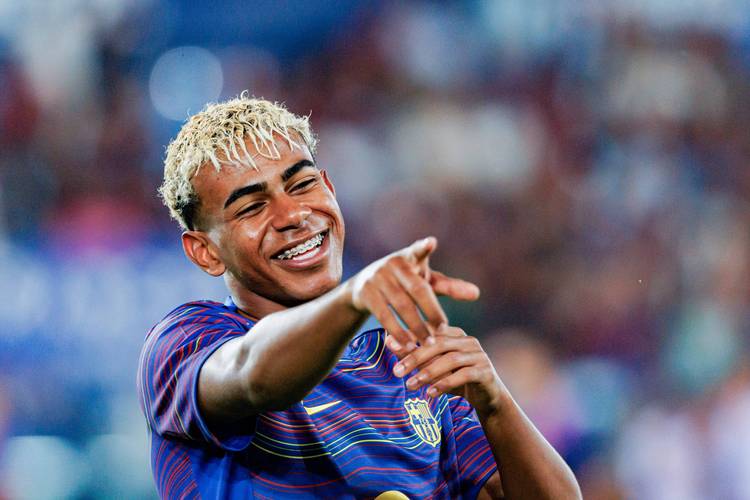 个人能力！两队进攻陷入困境， 奎因上场外线运球高难度急停三分命中！