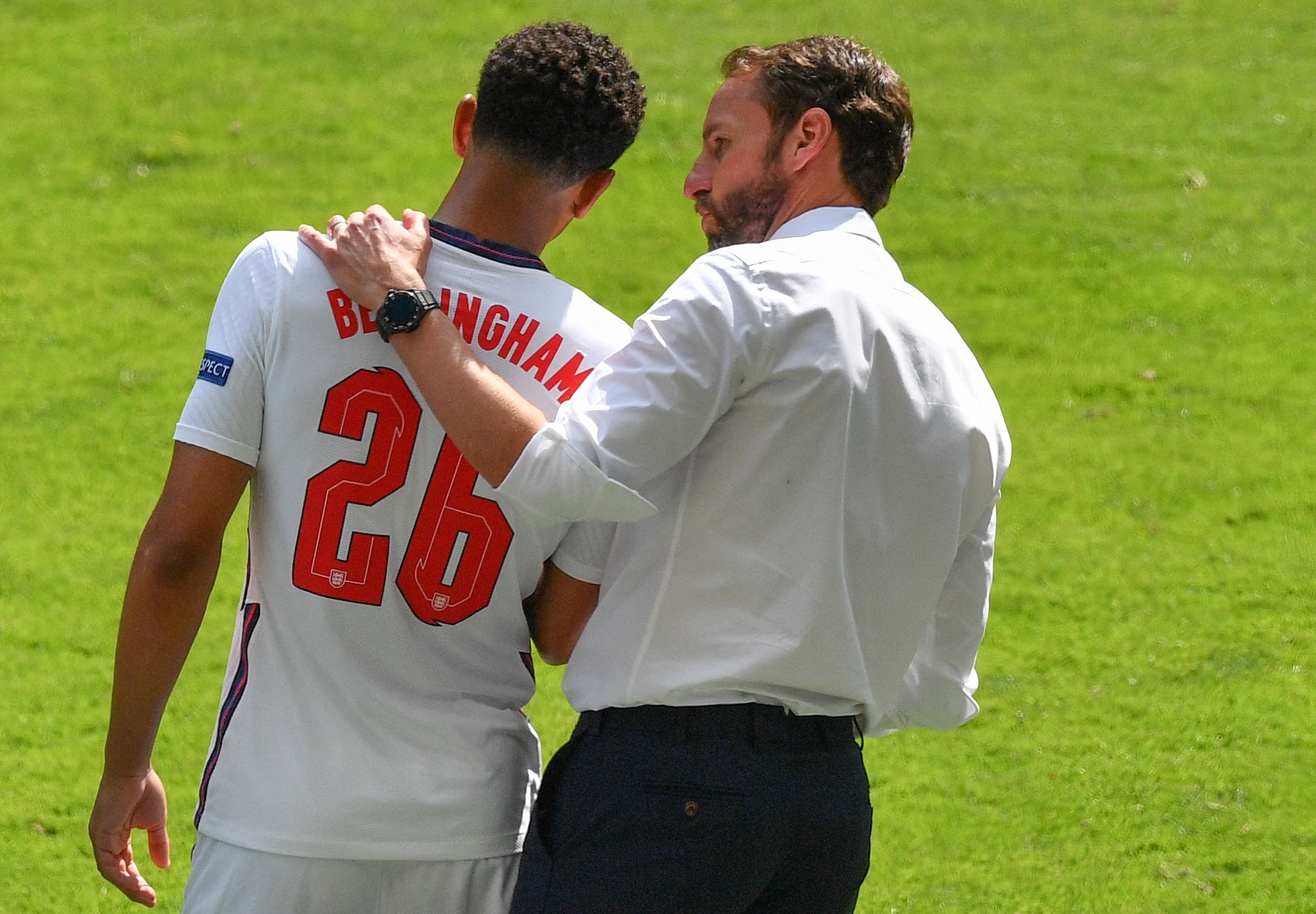 张琳艳赛后和凯莉交换球衣，后者直接把中国队球衣穿在身上