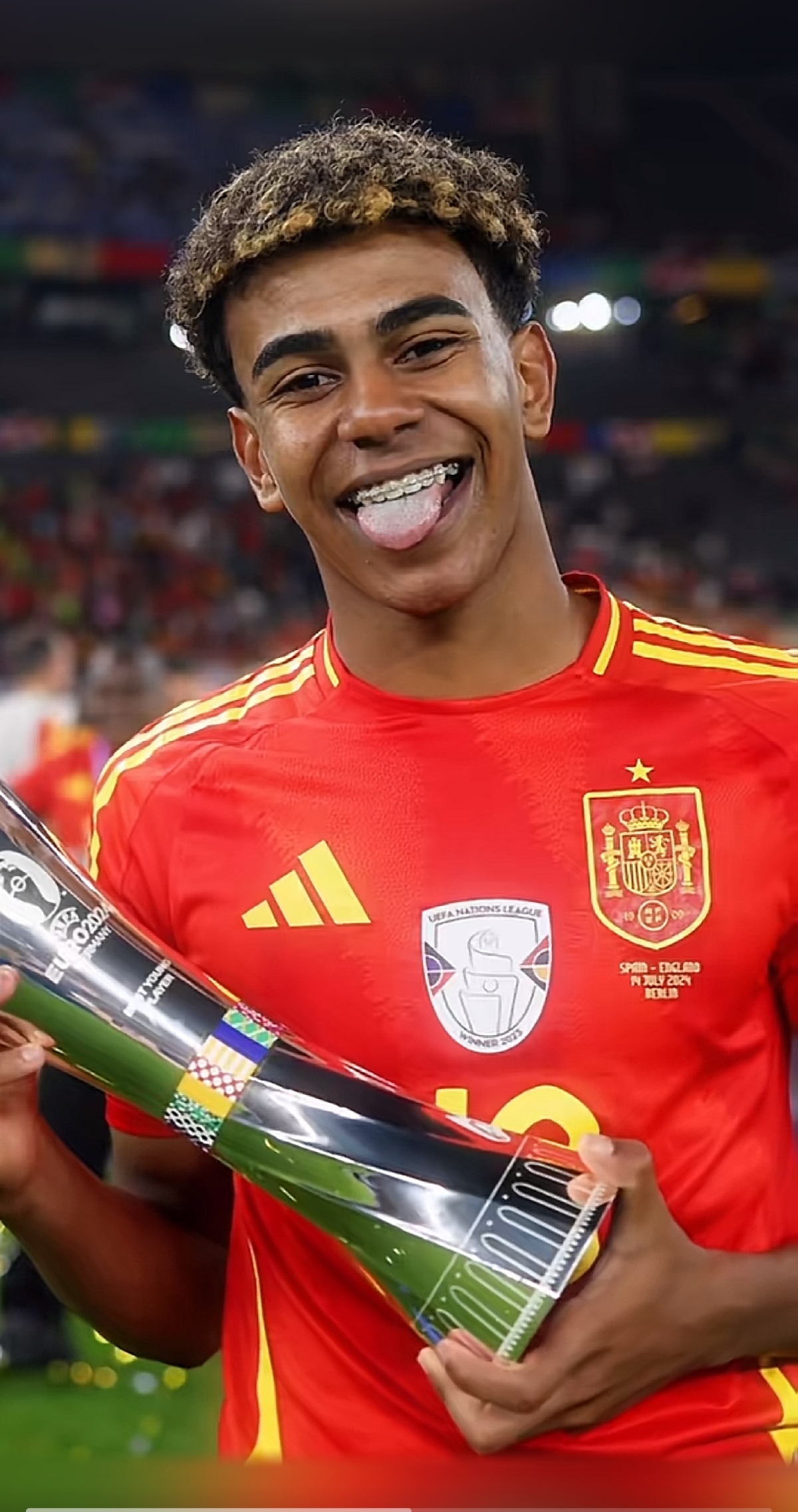 天空：埃弗顿考虑冬窗引进中锋，有意齐尔克泽和伊万-托尼