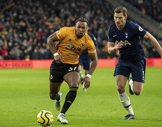 詹姆斯助攻队友完成精彩扣篮