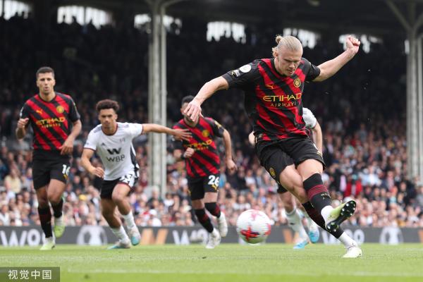 两位体坛巨星会面，樊振东欢乐开怀非常松驰，齐达内眼中充满欣赏